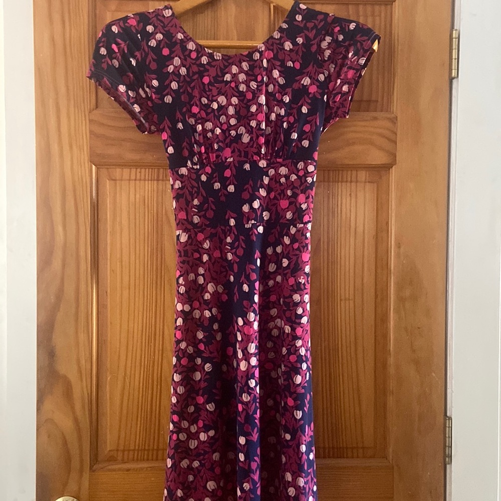 Beautiful Leota dress. Flattering. Back side or front tying sash presentation